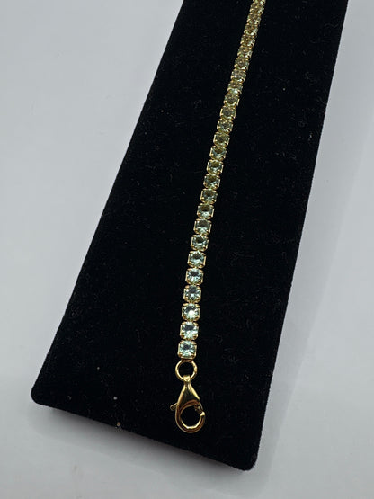 Medición de pulsera con regla métrica mostrando 22 cm de largo