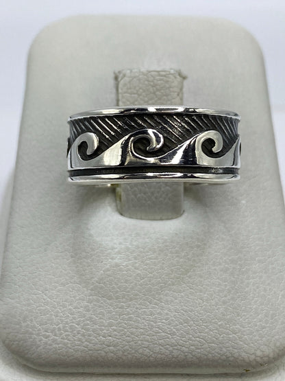 Anillo de plata 925 con repujado geométrico en espirales, vista frontal sobre dedo