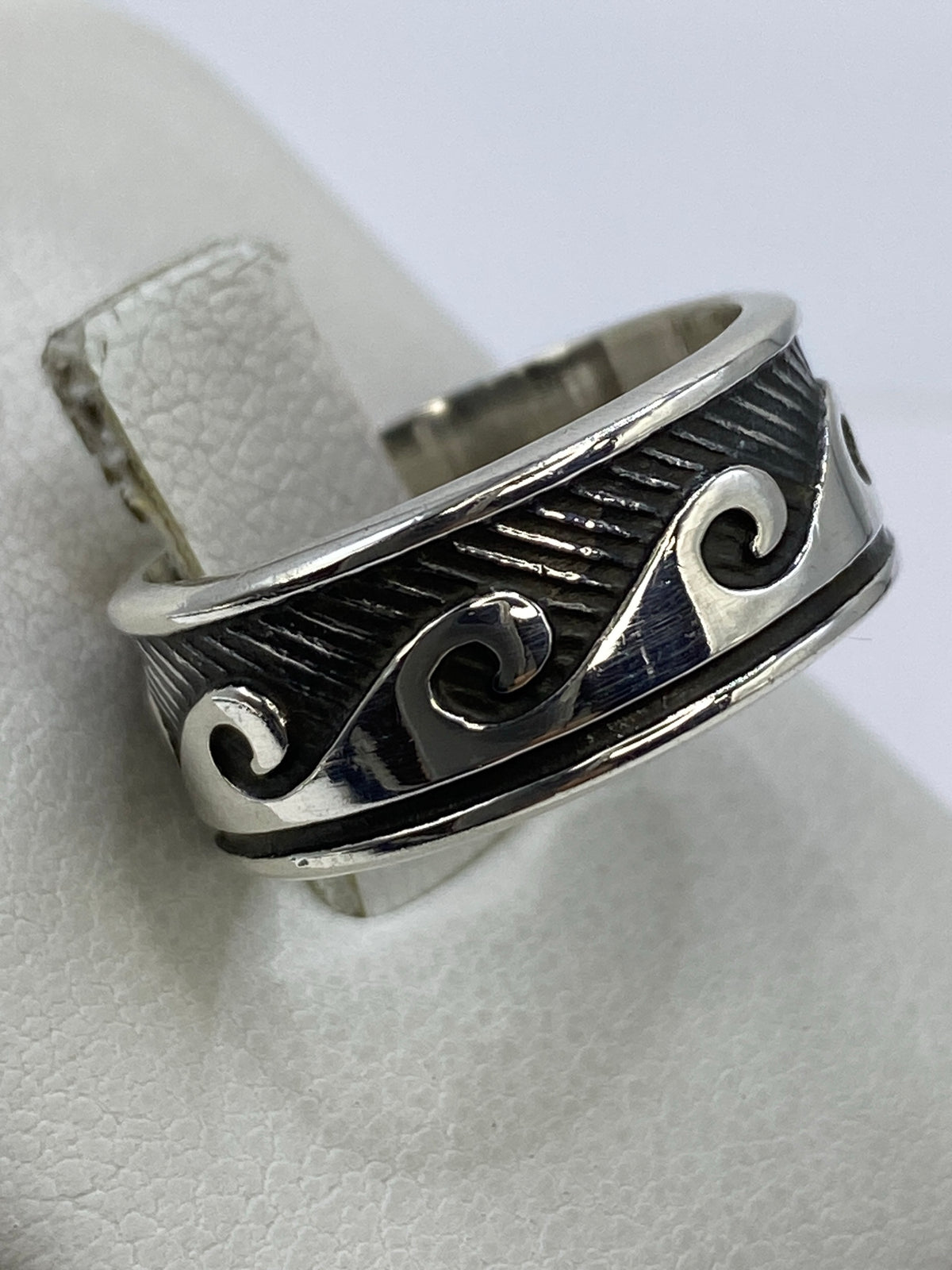 Anillo desde el lateral mostrando el volumen del repujado artesanal
