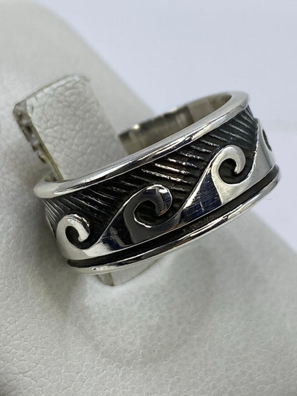 Anillo desde el lateral mostrando el volumen del repujado artesanal