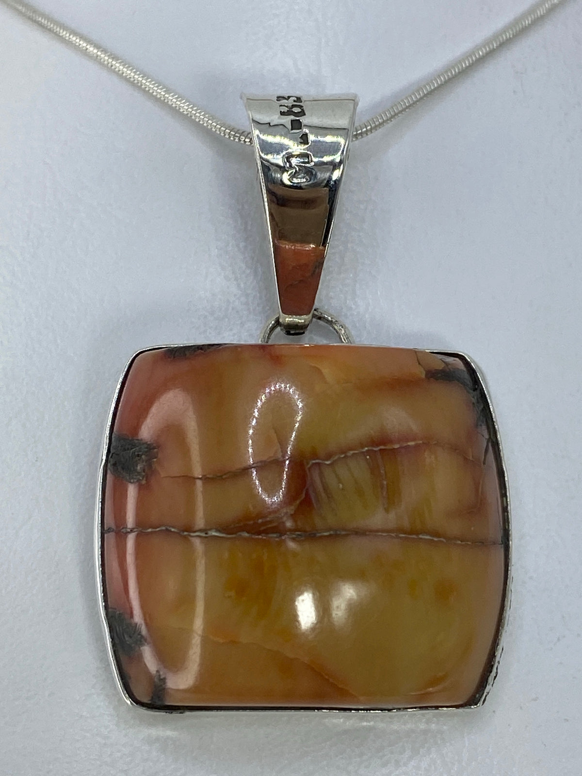 Dije de plata 950 con piedra incrustada, 4 cm de largo, colgado de cadena de serpiente