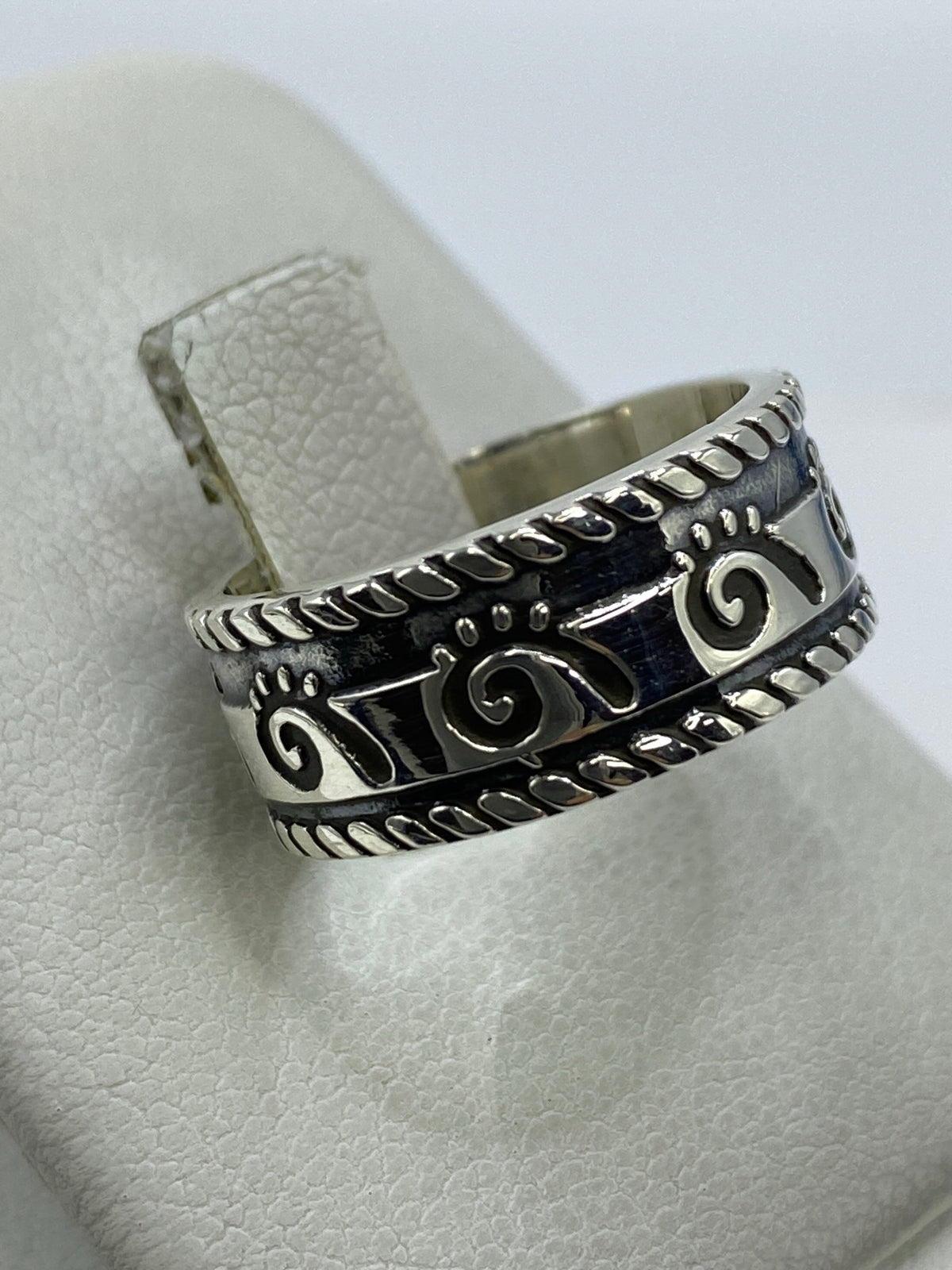 Anillo puesto en dedo mostrando el ancho y la profundidad del grabado