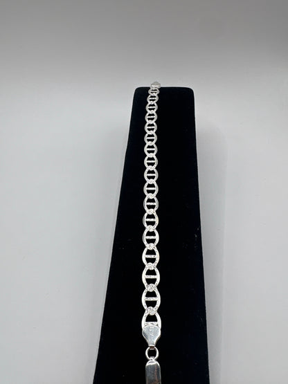 Pulsera de eslabón en plata .925 sobre fondo negro, mostrando el diseño de eslabones lisos y simétricos
