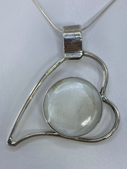 Dije corazón de plata 950 con perla blanca engastada, vista frontal