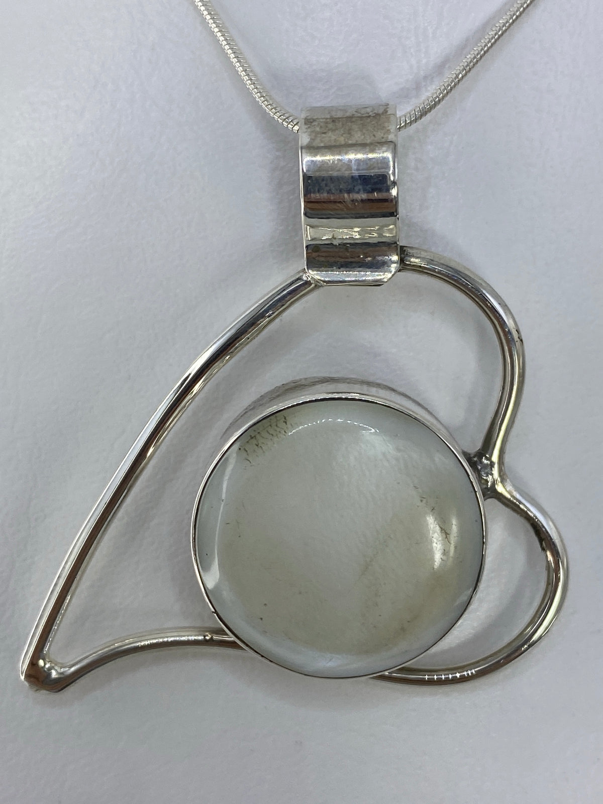 Detalle de la perla blanca engastada a mano en plata 950