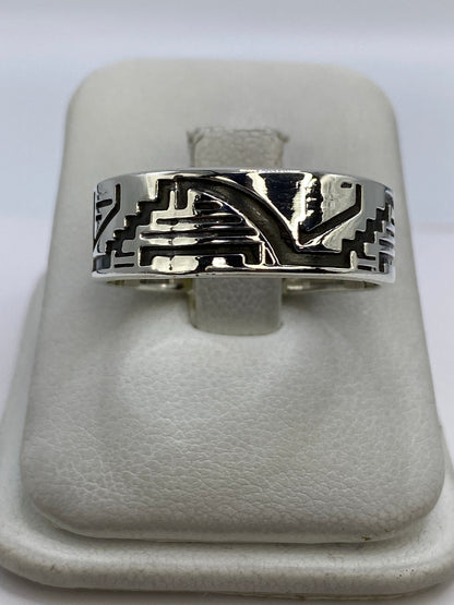 Anillo de plata repujado con símbolos prehispánicos geométricos en tono plata brillante