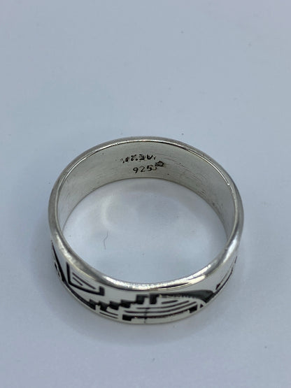 Anillo sobre fondo blanco con sello 925 visible en el interior