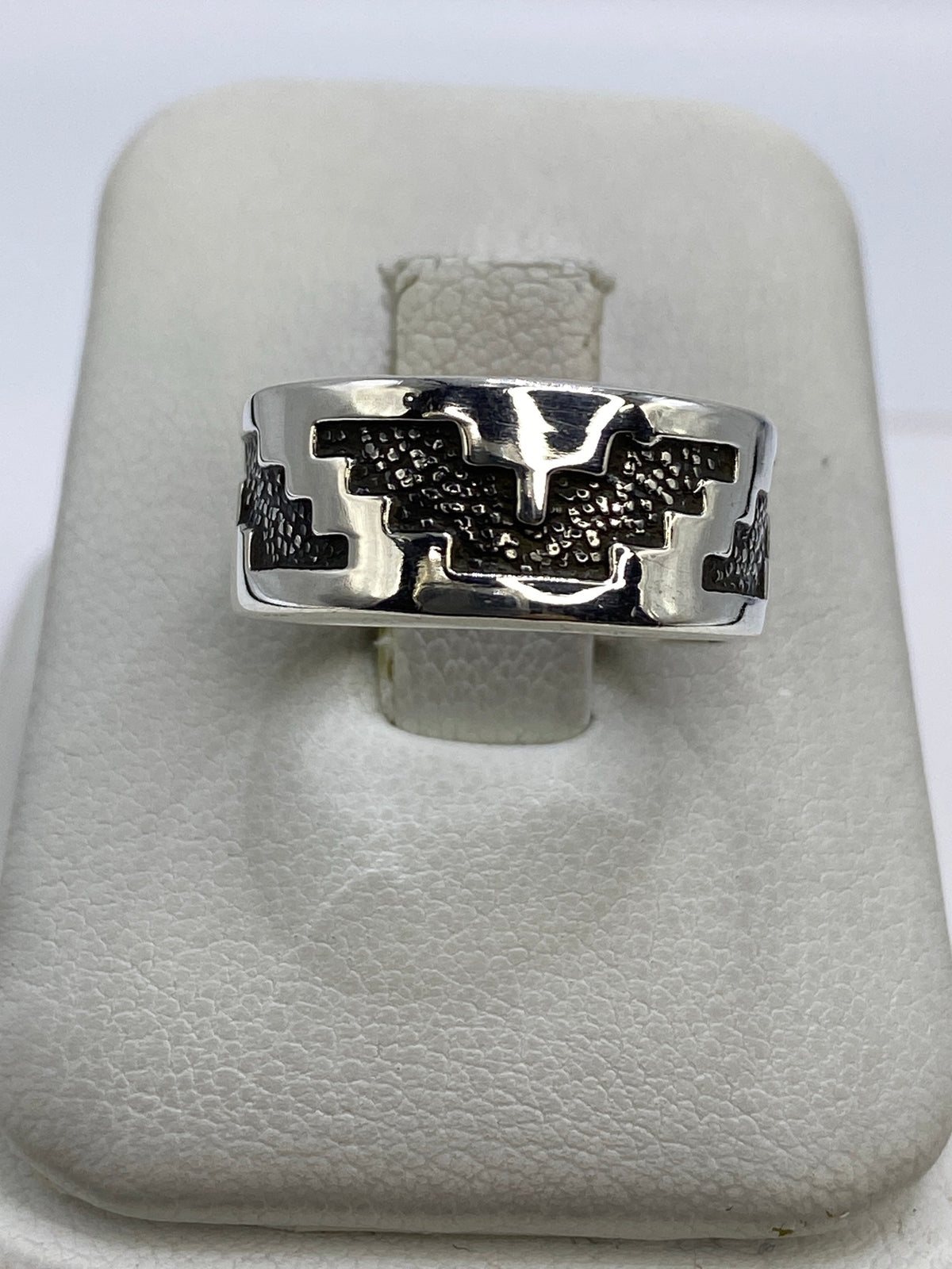 Anillo de plata repujado con diseño geométrico prehispánico, talla 6, vista frontal