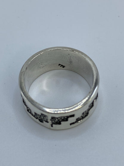 Reverso del anillo de repujado mostrando el Quinto 925