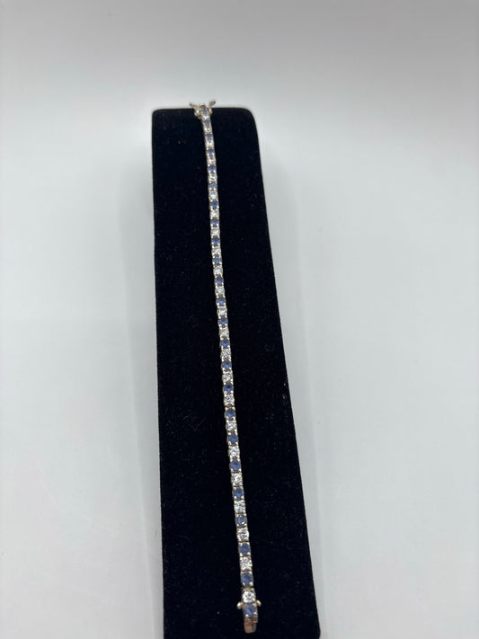 Pulsera de plata .925 con circonia morada engastada a mano, sobre terciopelo negro