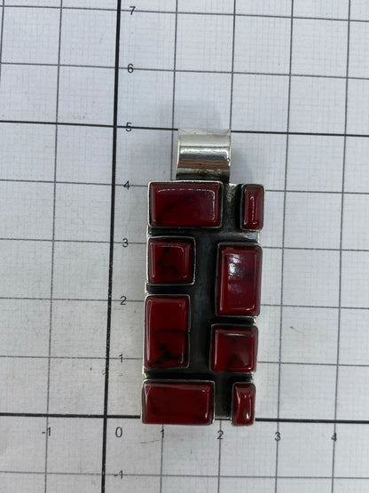 Dije con la cadena de plata en la mano, proporción real de tamaño