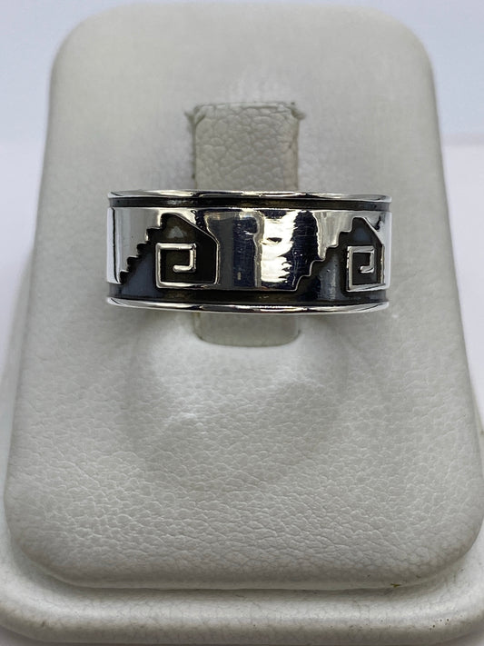 Anillo de plata repujado con motivos geométricos prehispánicos en talla 8