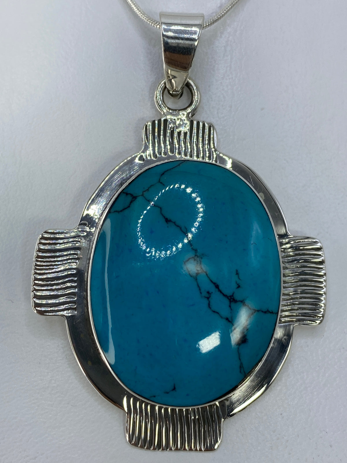 Dije de turquesa azul cielo engastado en plata 950 con marco escultural