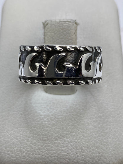 Anillo de plata repujado con ondas étnicas en talla 6, visto desde arriba
