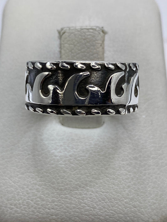 Anillo de plata repujado con ondas étnicas en talla 6, visto desde arriba