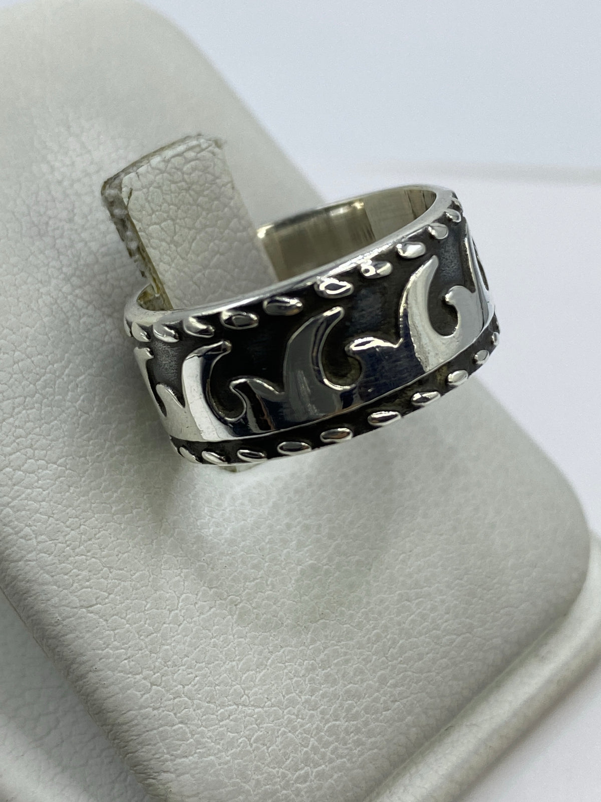 Anillo de plata 925 con acabado oxidado y relieve martillado en la mano de una persona