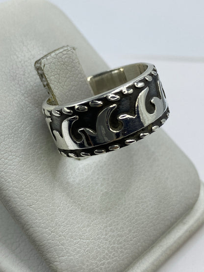 Anillo de plata 925 con acabado oxidado y relieve martillado en la mano de una persona