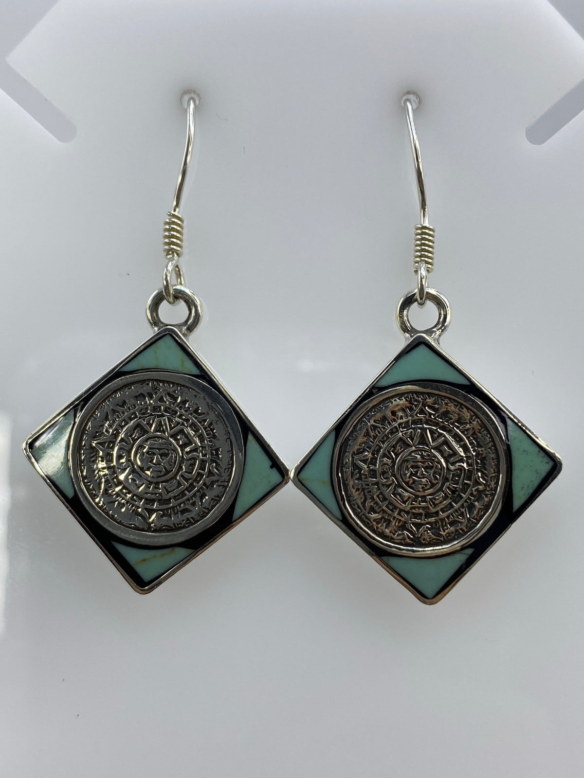 Par de aretes de plata con turquesa azul cielo y calendario azteca grabado en relieve