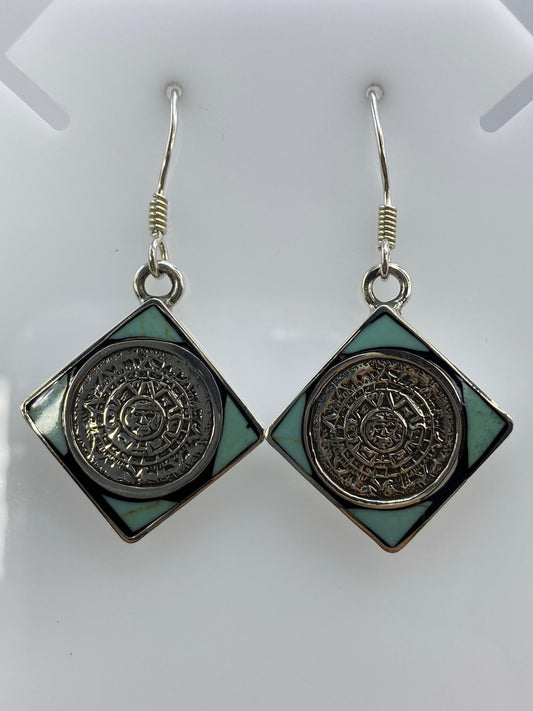 Par de aretes de plata con turquesa azul cielo y calendario azteca grabado en relieve