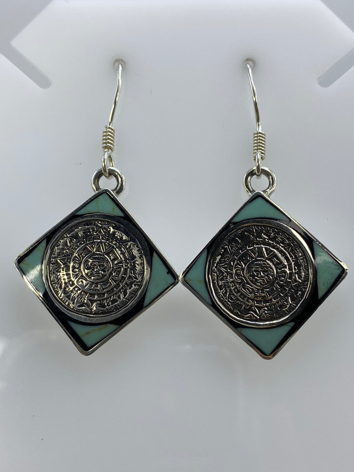Arete individual mostrando el Calendario Azteca en detalle y la turquesa incrustada