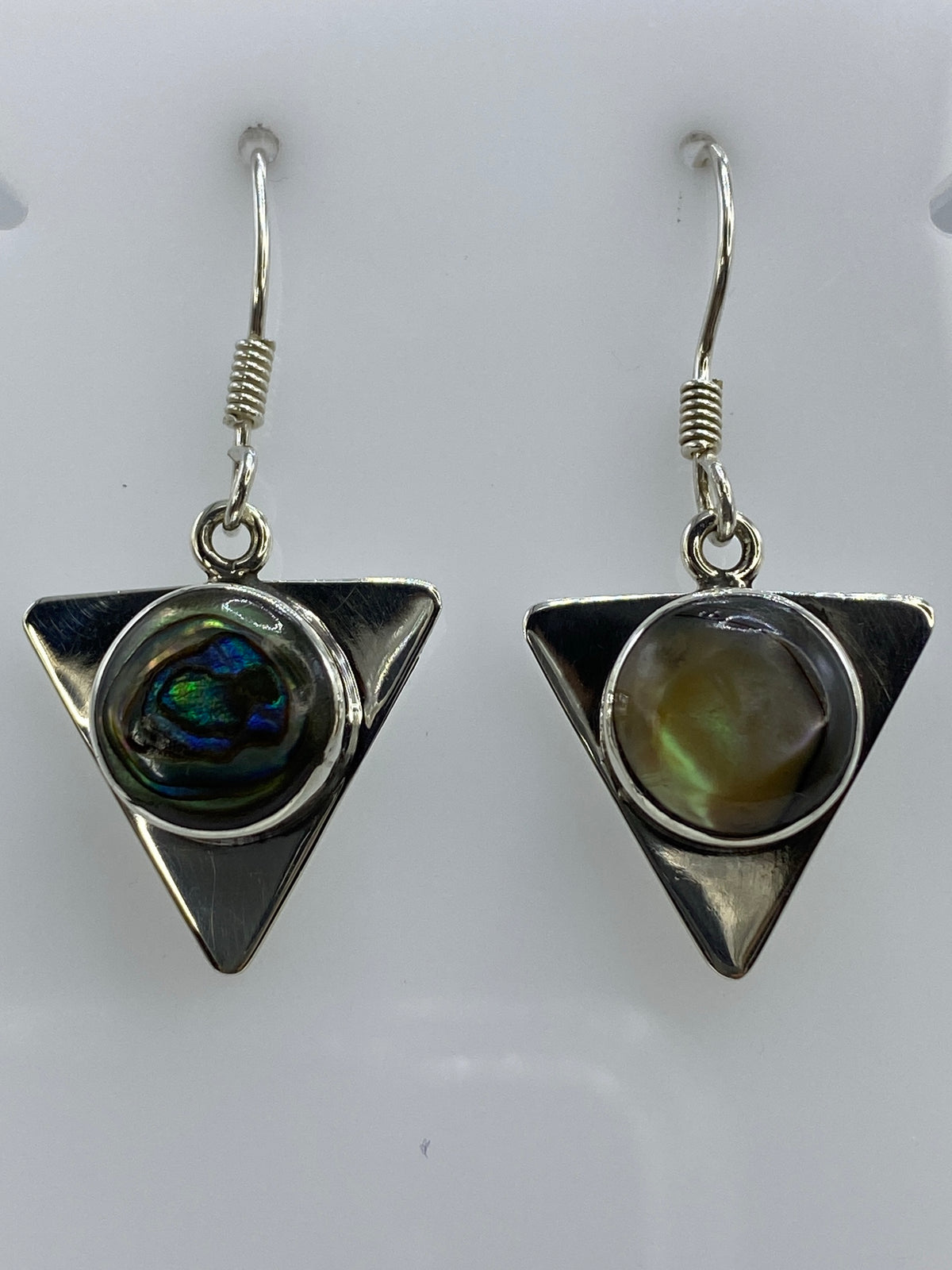 Aretes triangulares de plata 925 en la oreja, mostrando proporción 4.2 cm de largo