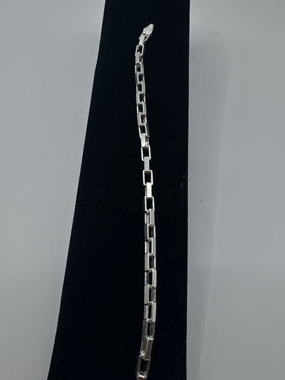 Pulsera de eslabón sobre regla de medición, confirmando largo de 18 cm