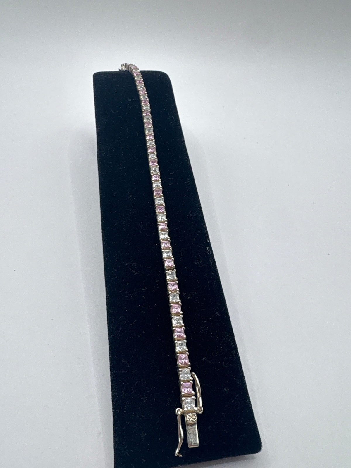 Pulsera de plata .925 con circonia rosa en línea continua, sobre estuche negro