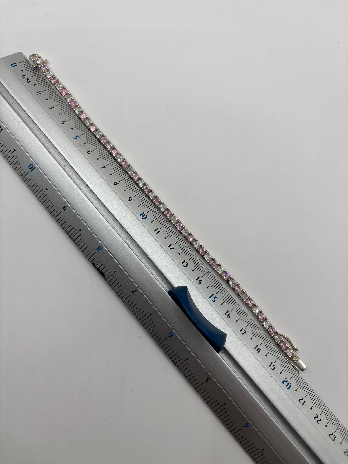 Medición de la pulsera con regla: largo 18 cm, grosor 4 mm, peso 14.1 gramos