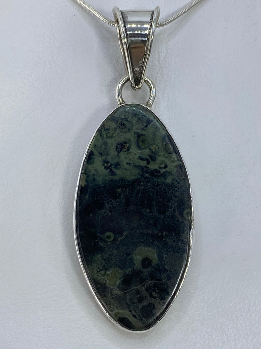 Dije de plata 925 con piedra multicolor incrustada a mano, 6 cm de largo