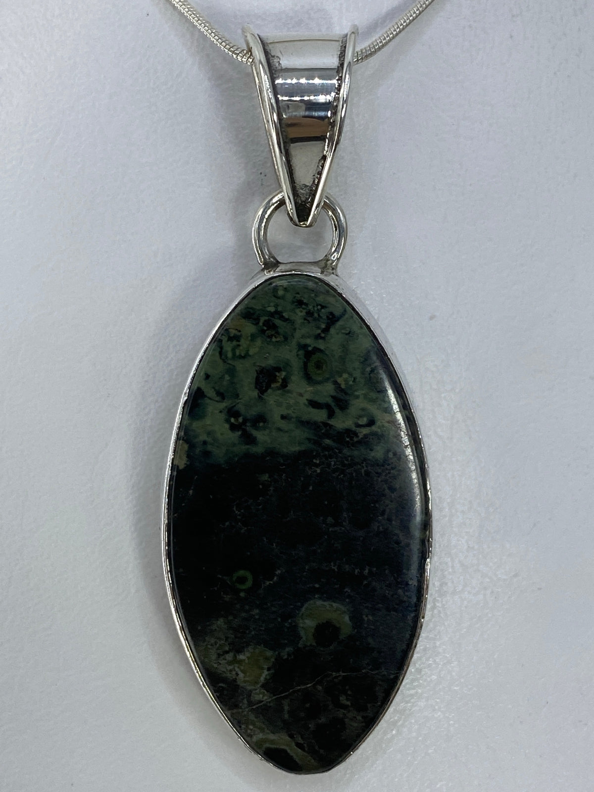 Detalle de la incrustación de piedra multicolor en plata de Taxco