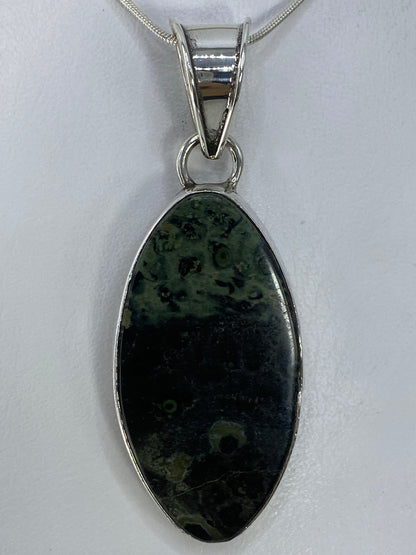 Detalle de la incrustación de piedra multicolor en plata de Taxco