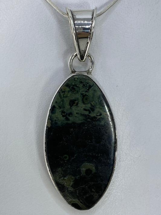 Detalle de la incrustación de piedra multicolor en plata de Taxco