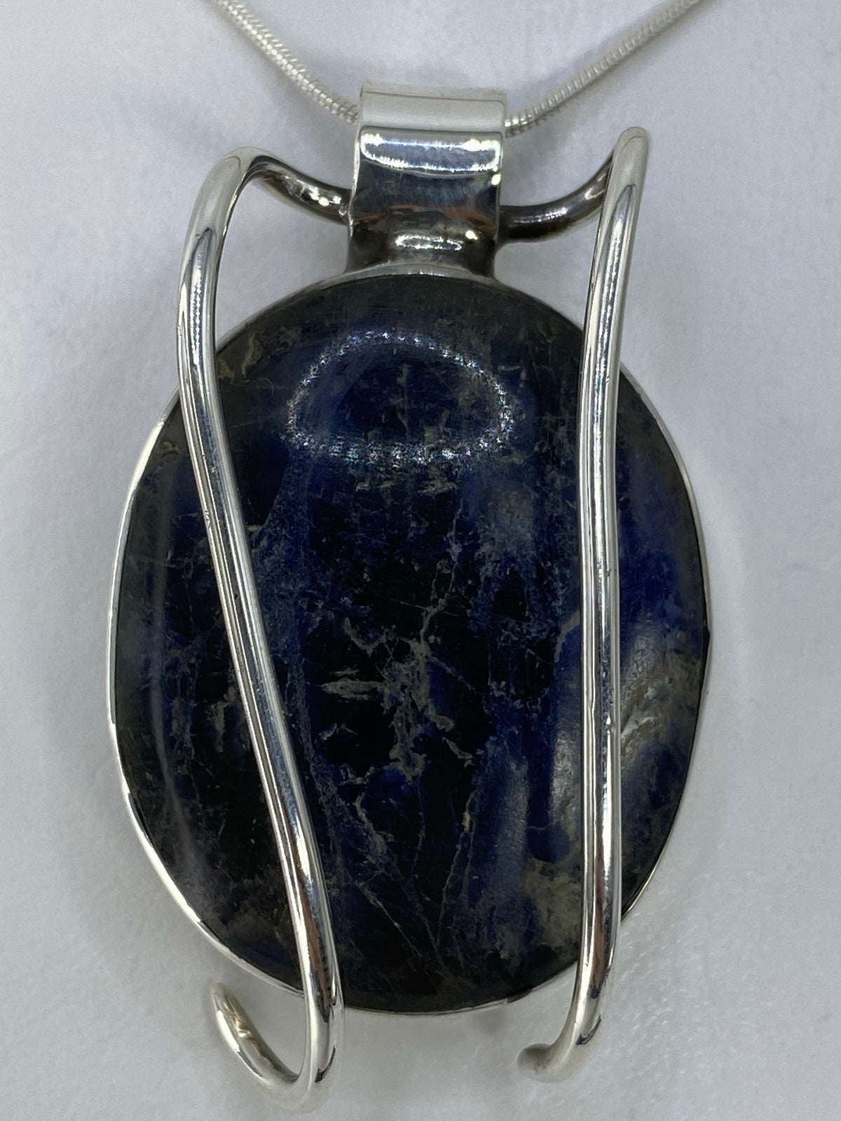 Dije de plata 925 con piedra engastada a mano, vista frontal