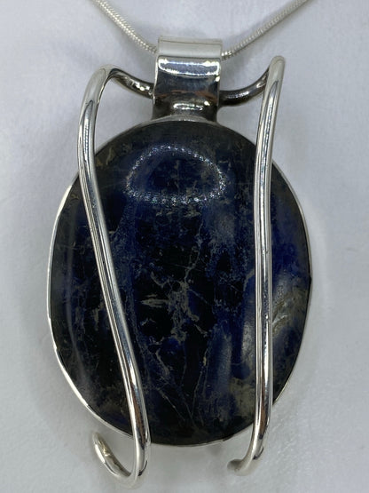 Dije de plata 925 con piedra engastada a mano, vista frontal