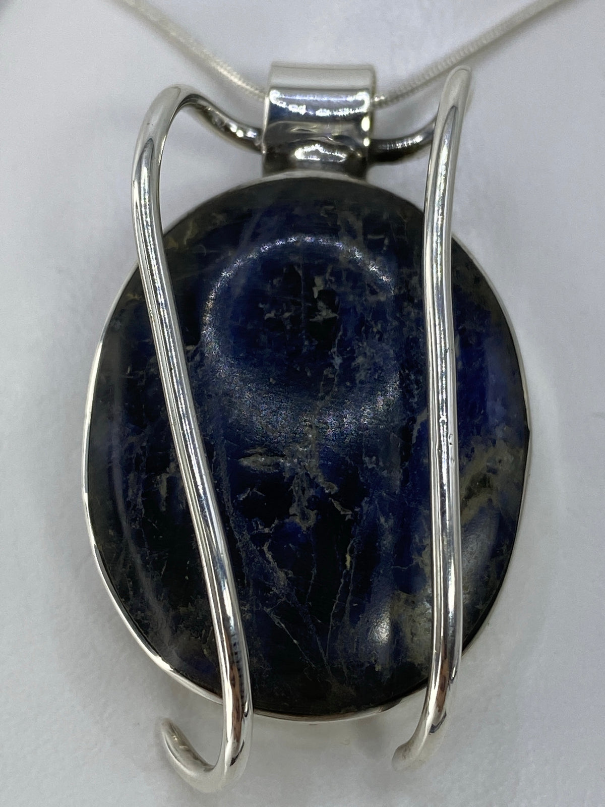 Detalle del engaste a mano de la piedra en plata de Taxco