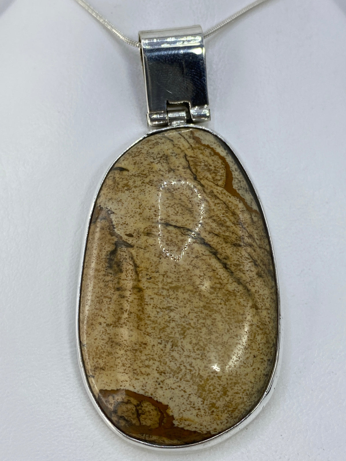 Detalle del engaste a mano de la piedra natural en plata pura