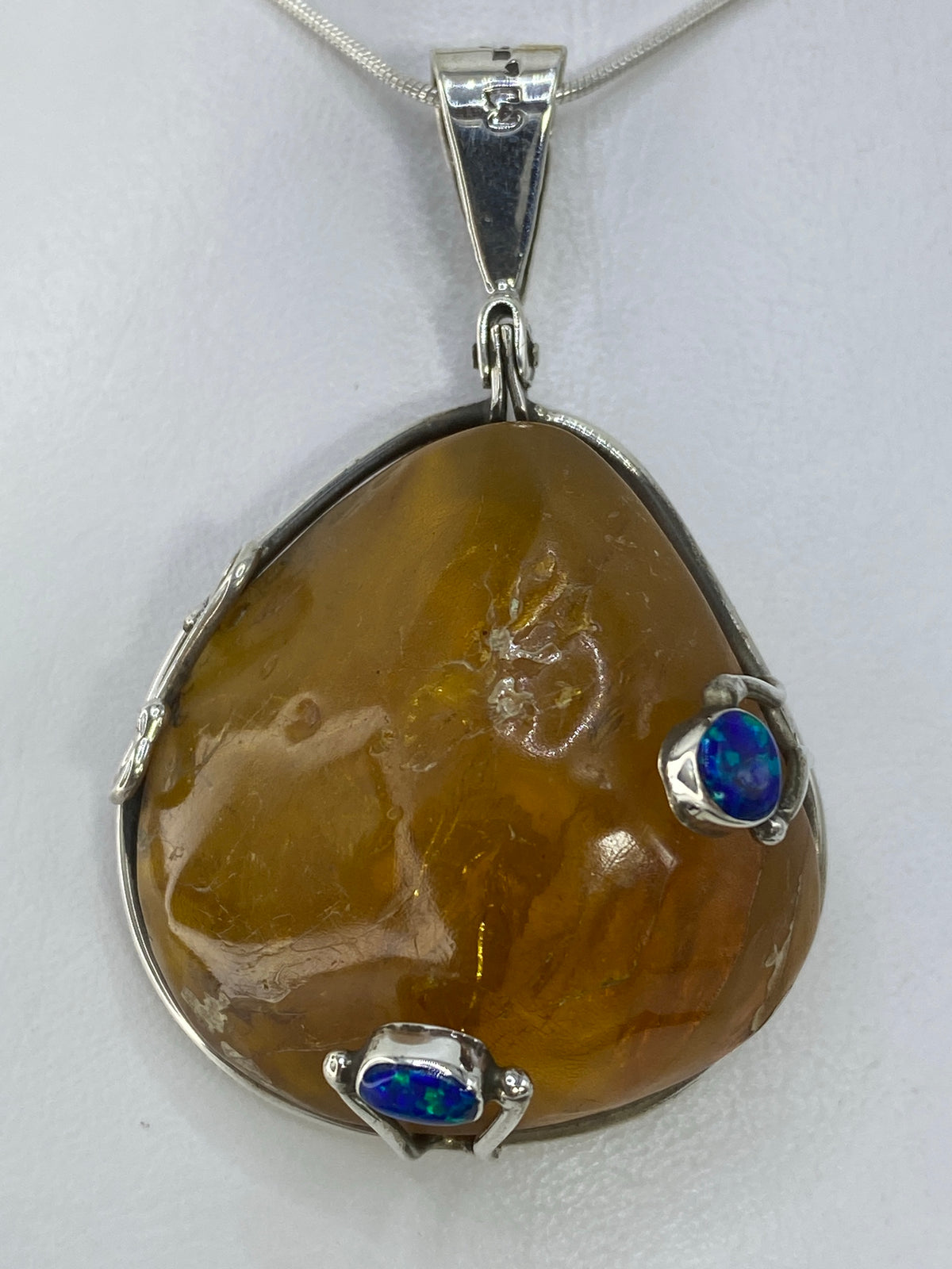 Dije de plata 950 con opalo de fuego multicolor, colores rojo naranja amarillo brillantes
