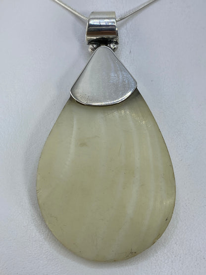 Dije de plata 950 con piedra blanca engastada, colgante en cadena snake de plata