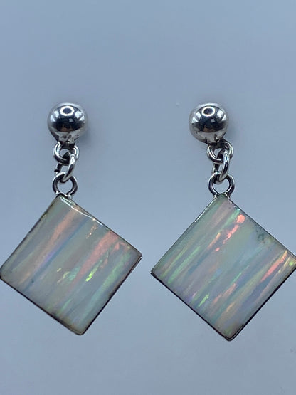 Aretes en poste sobre fondo blanco con el Quinto 925 visible