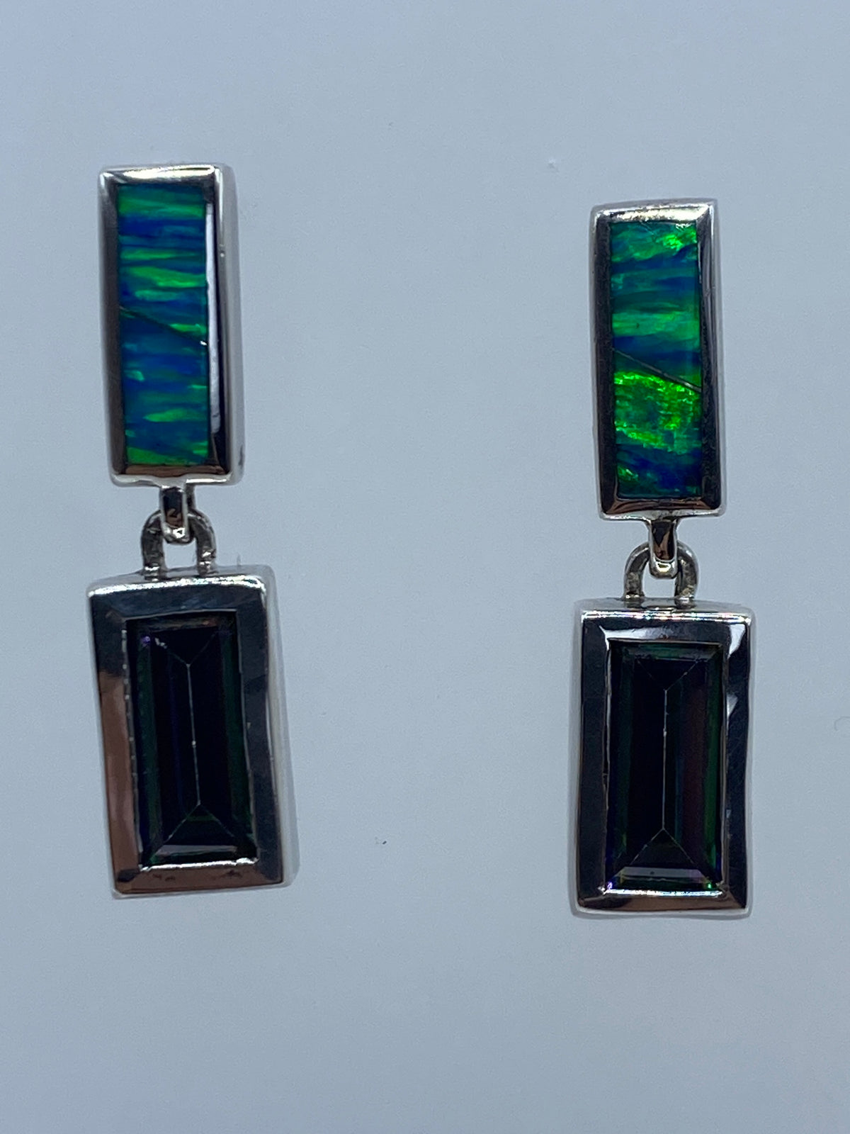 Par de aretes de plata 925 con ópalo de fuego azul, diseño rectangular moderno