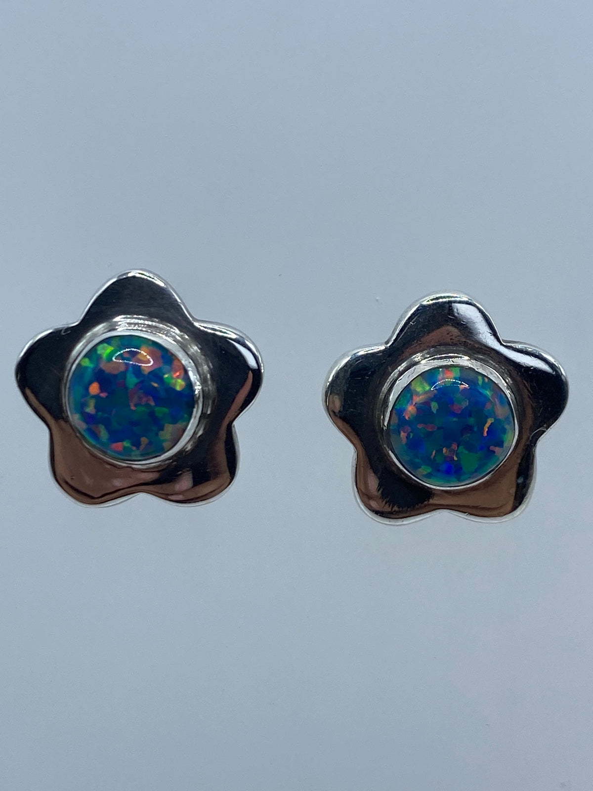 Par de aretes de plata 950 con ópalo de fuego azul engastado a mano, en forma de flor