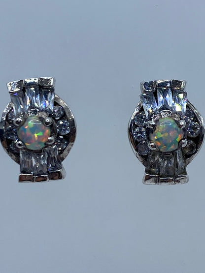 Ambos aretes vistos de lado, exhibiendo la profundidad del color del ópalo de fuego