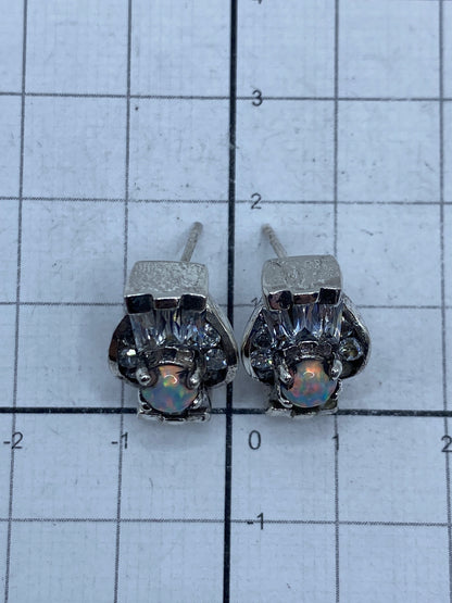 Aretes sobre escala con Quinto 925 visible, pesando 6.6 gramos el par