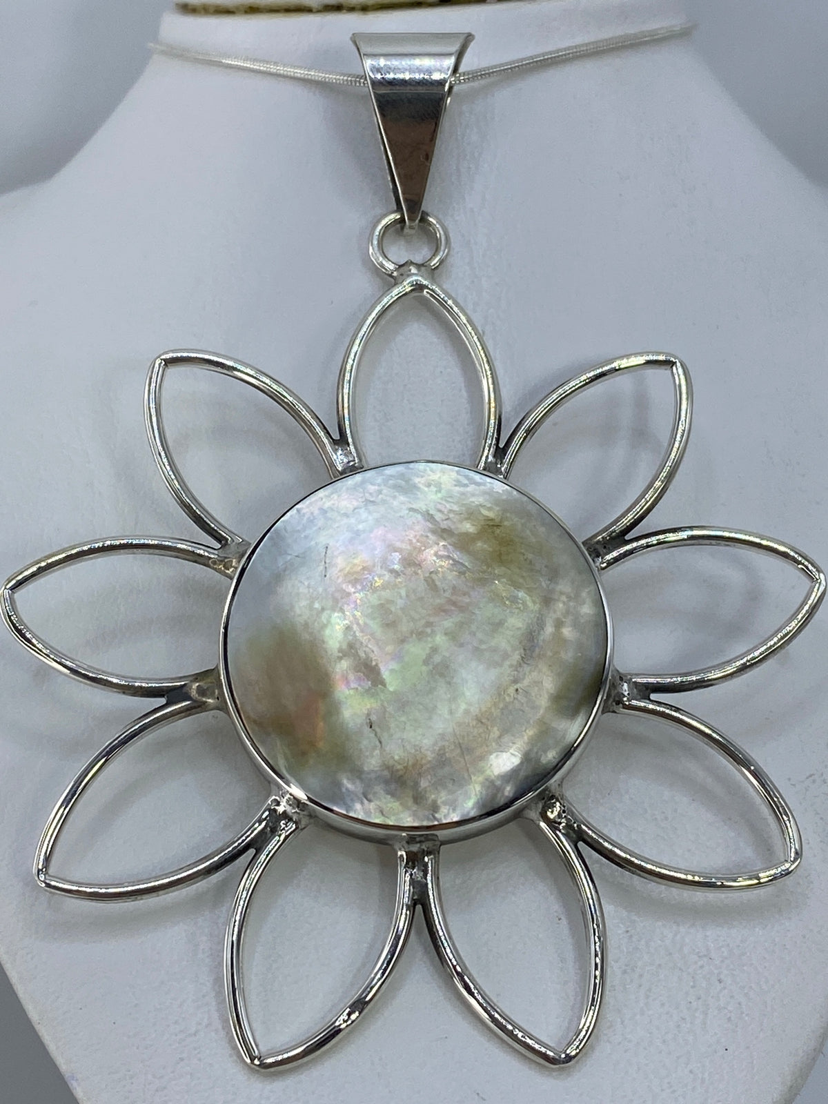 Detalle de la incrustacion de piedra y pulido de la flor de plata