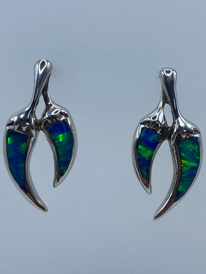 Par de aretes de plata 925 con ópalo de fuego azul, vista frontal completa