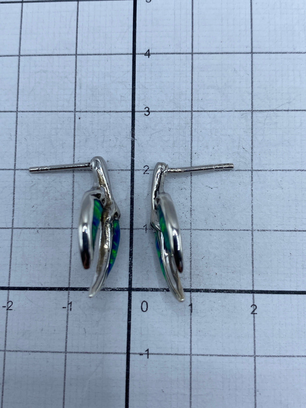 Aretes desde atrás mostrando el poste de plata pura y el Quinto