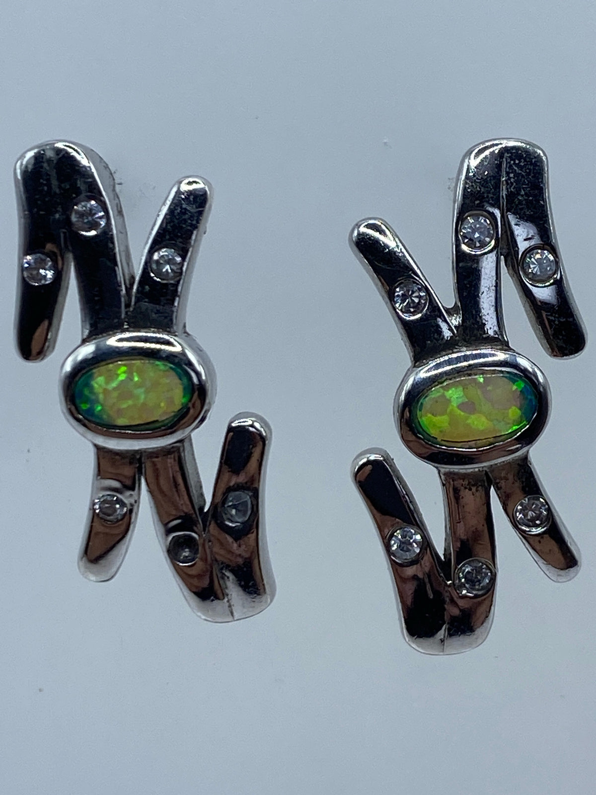 Par de aretes de plata 925 de 2.2 cm sobre fondo neutro