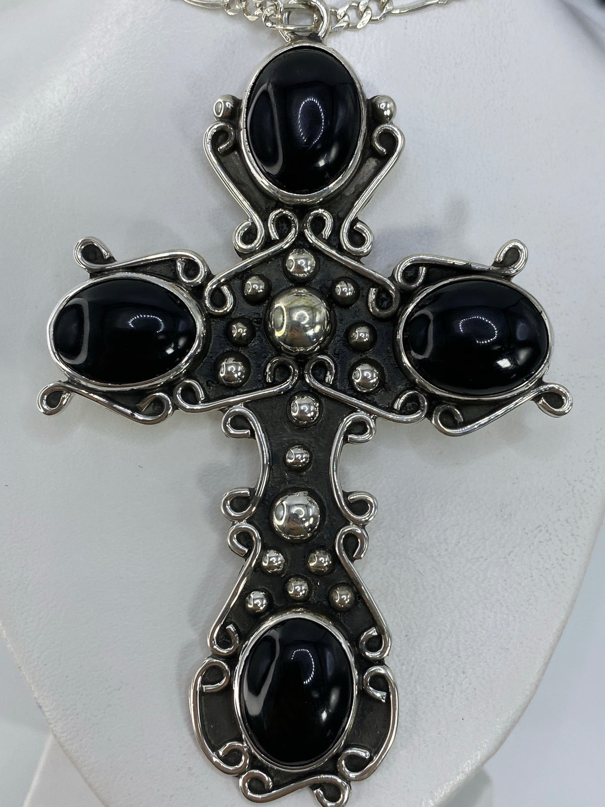 Cruz de plata 950 con ónix negro, colgando de cadena, vista frontal