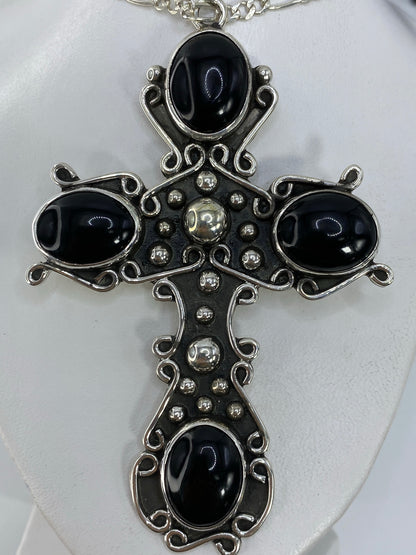 Cruz de plata 950 con ónix negro, colgando de cadena, vista frontal