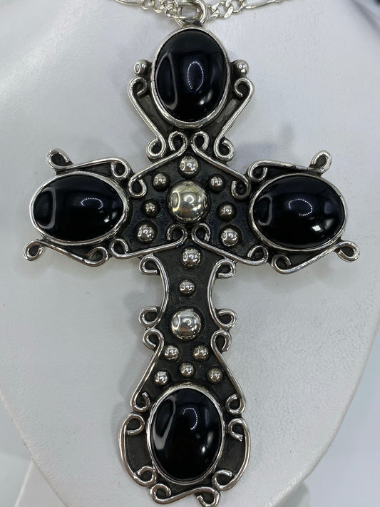 Cruz de plata 950 con ónix negro, colgando de cadena, vista frontal